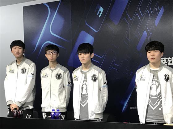 对年轻队员 对年轻队员